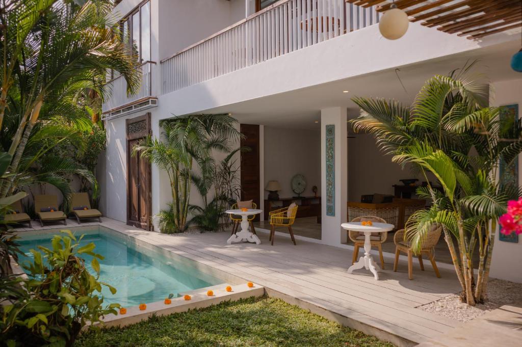 坎古海边的床旅馆的一座带游泳池和庭院的房子