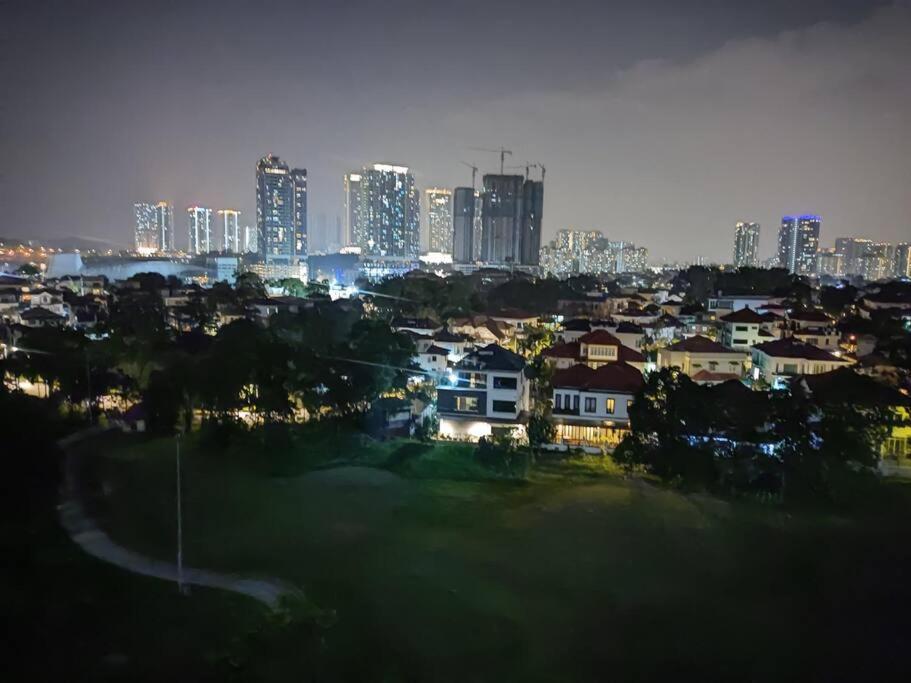 吉隆坡Stay Next to Stadium Axiata Arena Bukit Jalil的一座夜晚有高楼背景的城市