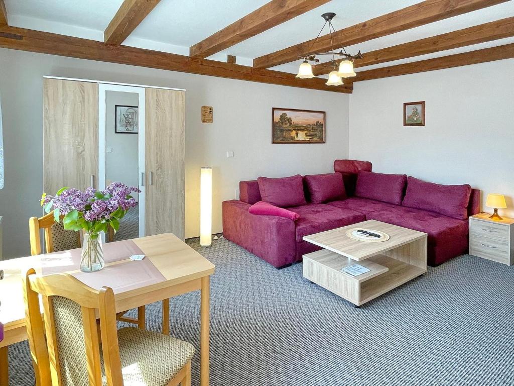 吕本瑙Ferienwohnung Hibiskus的客厅配有紫色沙发和桌子