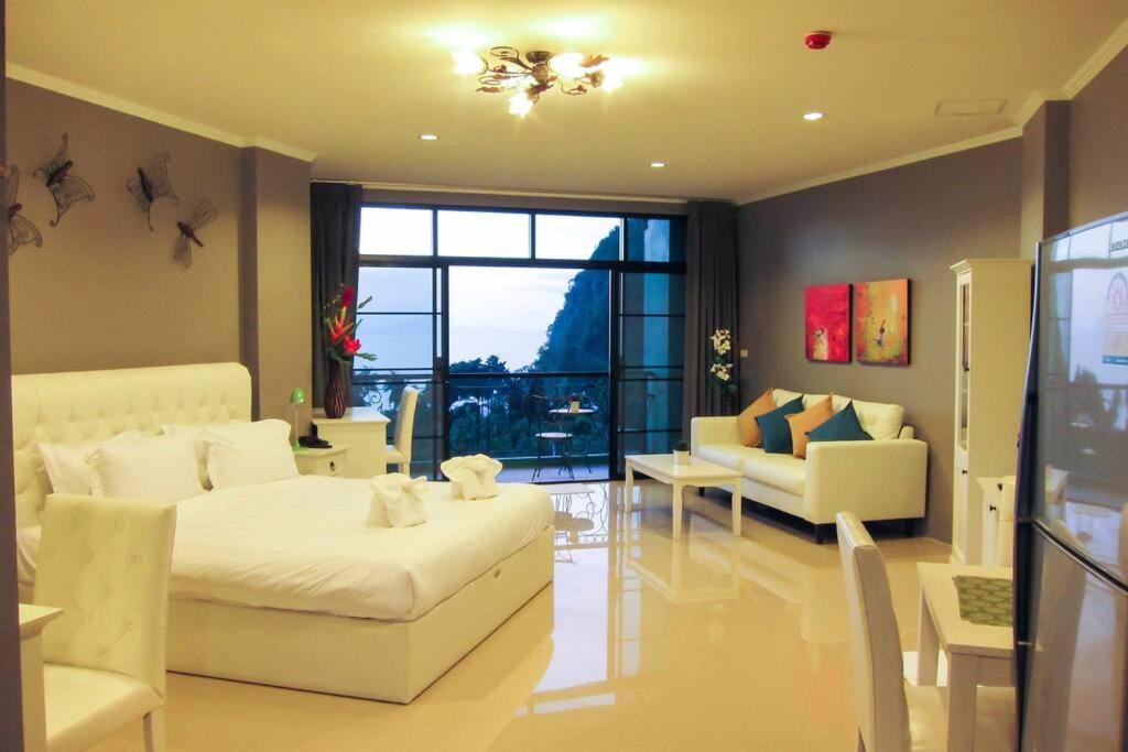 甲米镇Heaven 7 Panorama Seaview condo at Krabi的客厅配有床和沙发