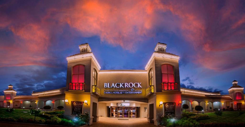 纽卡斯尔Blackrock Hotel的黑岩建筑,夜空云 ⁇ 