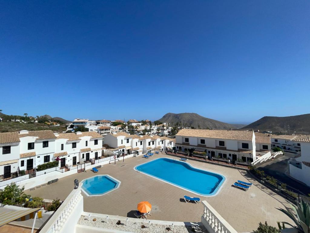 夏约法Magnifico chalet en Chayofa的享有度假胜地的正面景色,设有2个游泳池