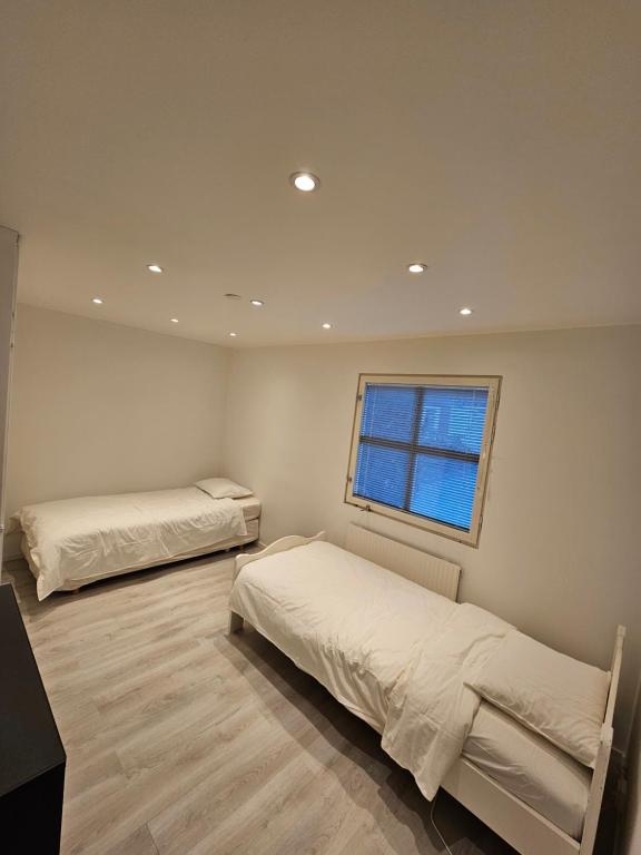韦斯特罗斯Villa Astera的一间卧室设有两张床和窗户。