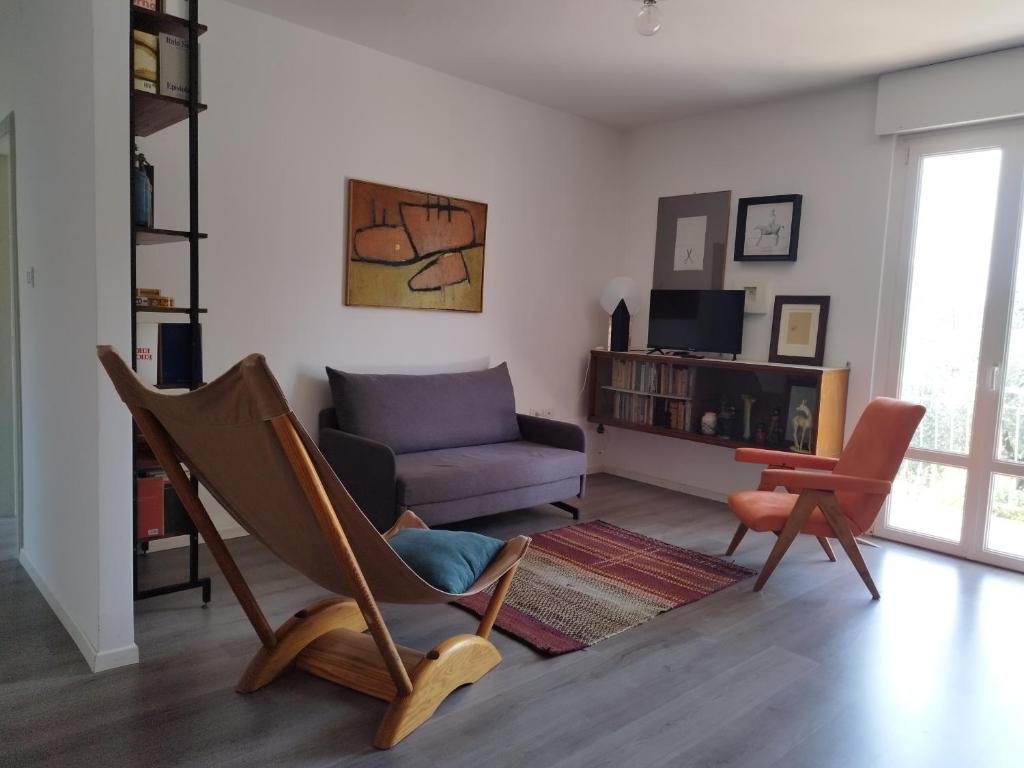 托尔博莱Casa di Nin的客厅配有椅子和沙发