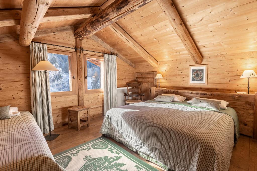 拉克吕萨La Ferme du Var的小木屋内一间卧室,配有一张床
