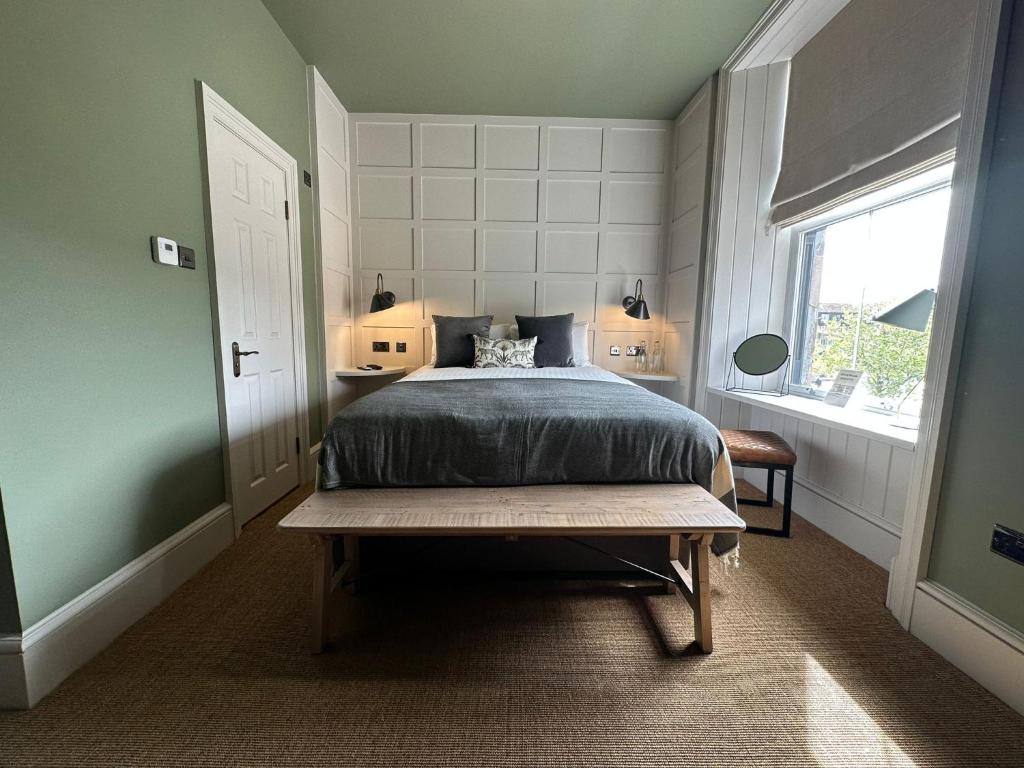 海伦斯堡Rooms Above Sugar Boat的一间卧室设有一张床和一个窗口