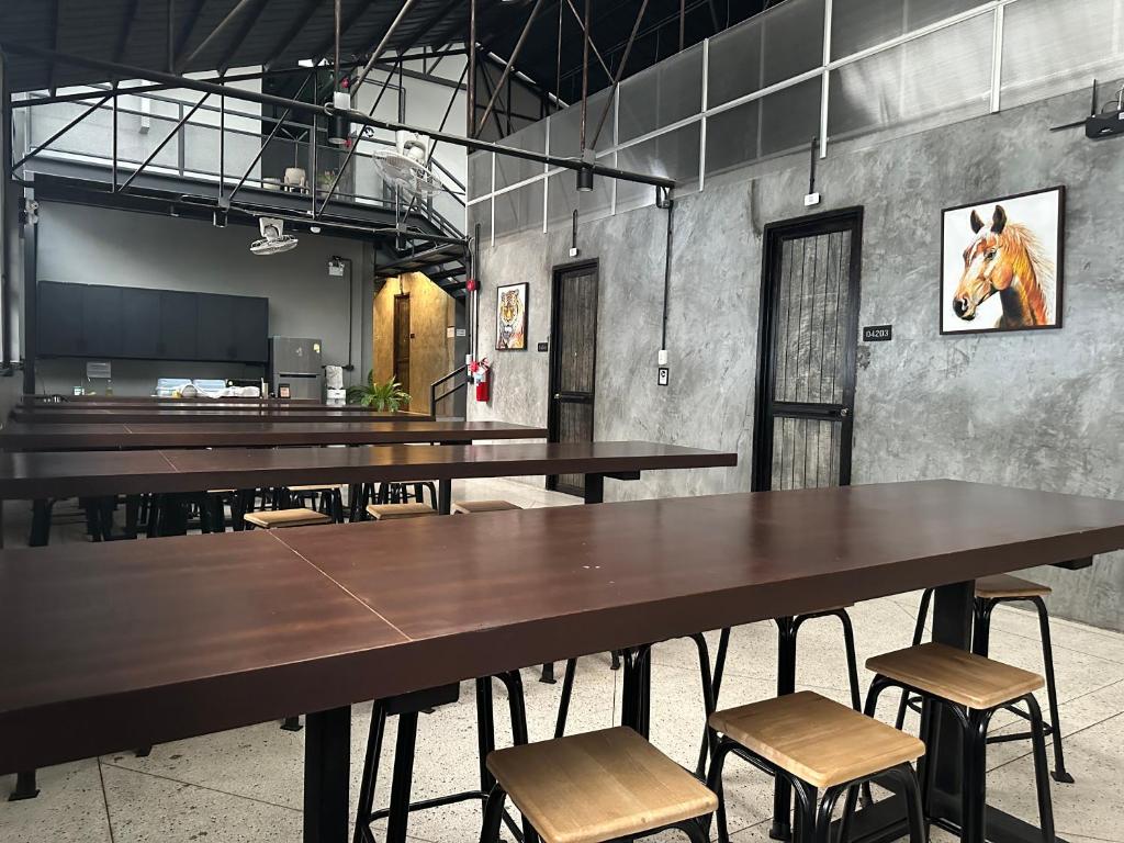 Premier Hostel Chiang Mai餐厅或其他用餐的地方