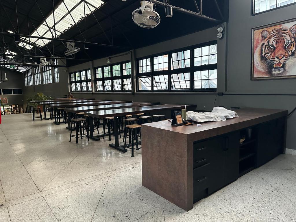 Premier Hostel Chiang Mai餐厅或其他用餐的地方