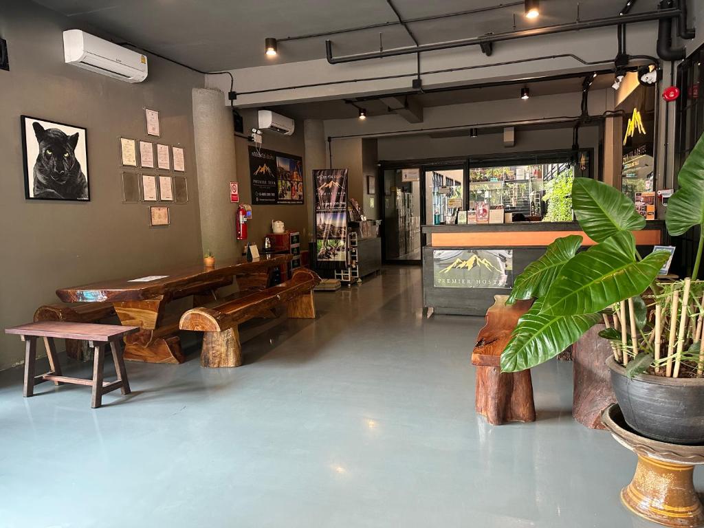 Premier Hostel Chiang Mai的休息区