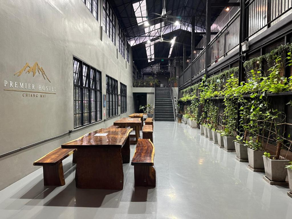 Premier Hostel Chiang Mai餐厅或其他用餐的地方