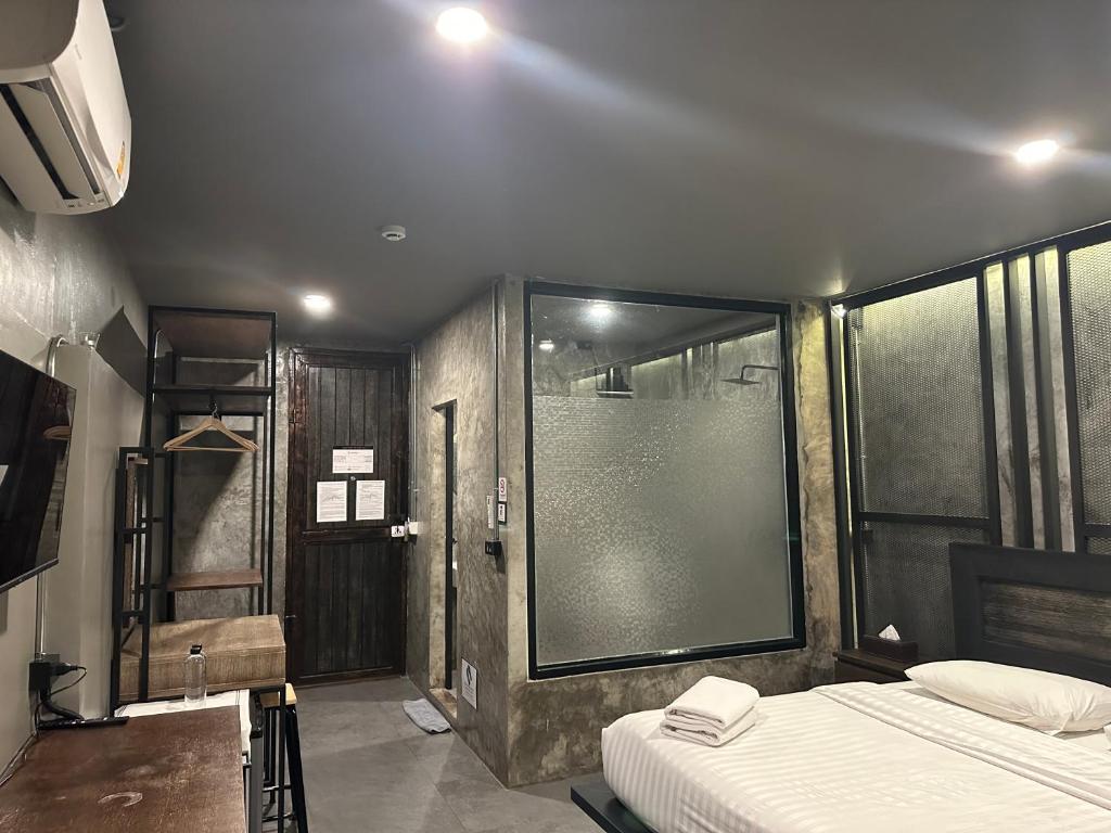 Premier Hostel Chiang Mai客房内的一张或多张床位