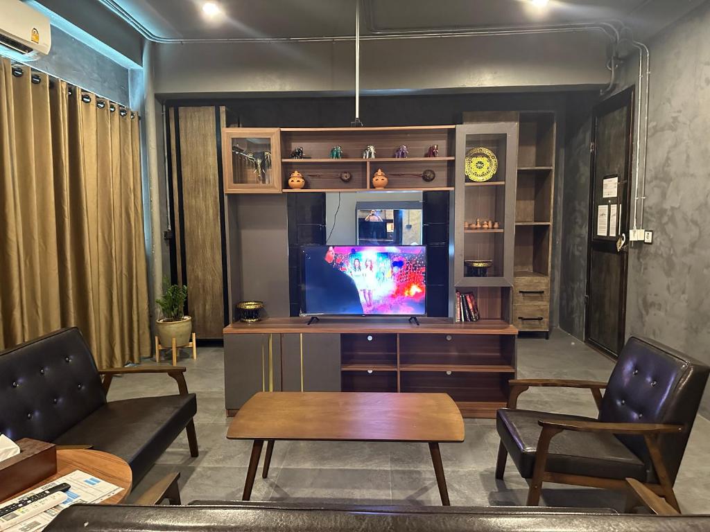 Premier Hostel Chiang Mai的电视和&#47;或娱乐中心
