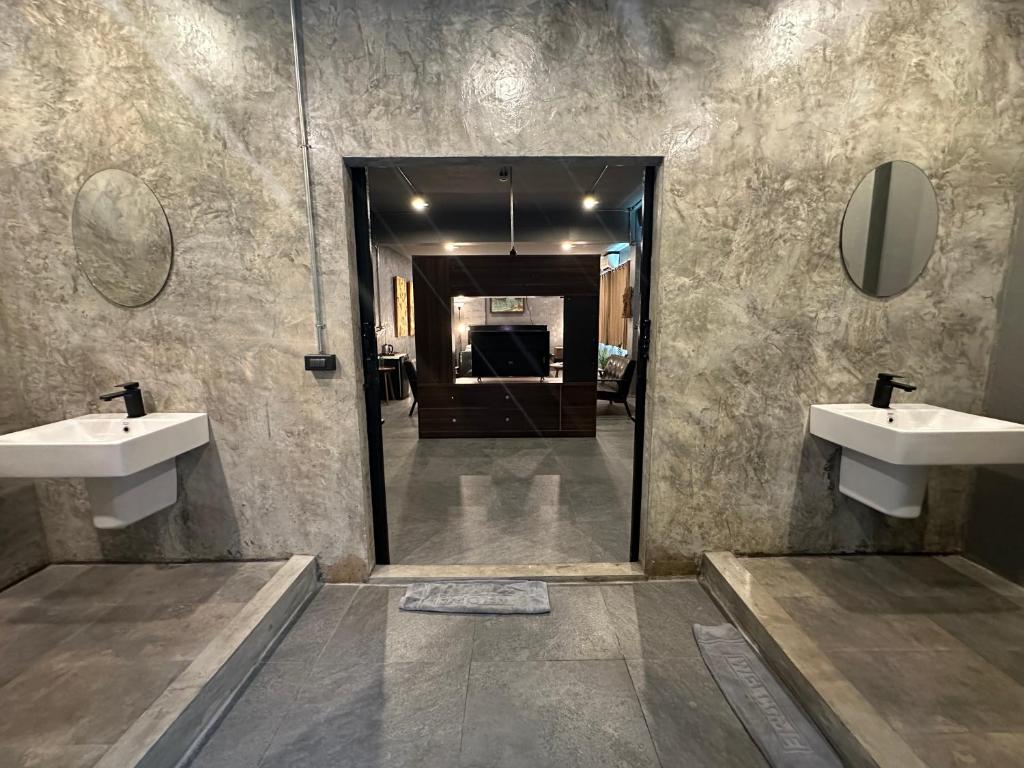 Premier Hostel Chiang Mai的一间浴室