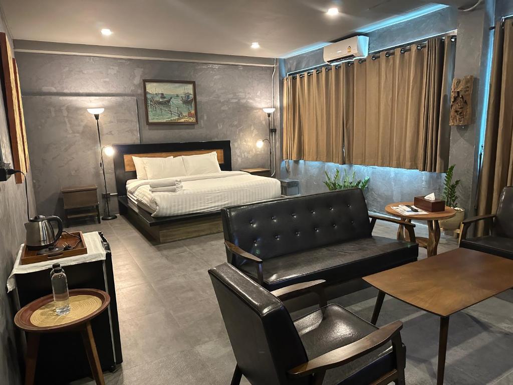 Premier Hostel Chiang Mai客房内的一张或多张床位