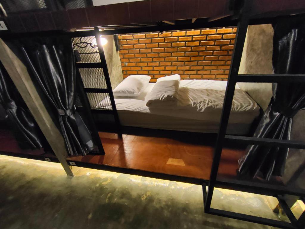 Premier Hostel Chiang Mai客房内的一张或多张床位