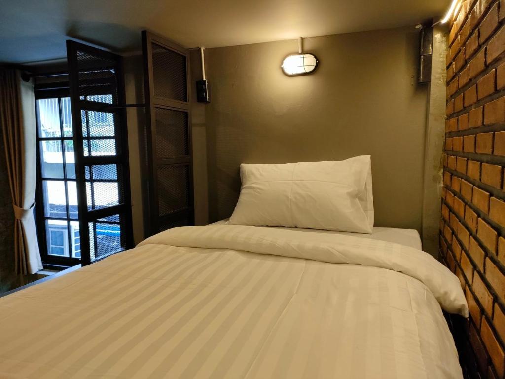 Premier Hostel Chiang Mai客房内的一张或多张床位