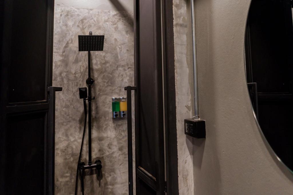 Premier Hostel Chiang Mai的一间浴室