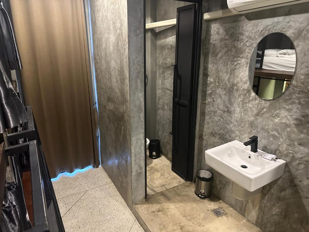 Premier Hostel Chiang Mai的一间浴室