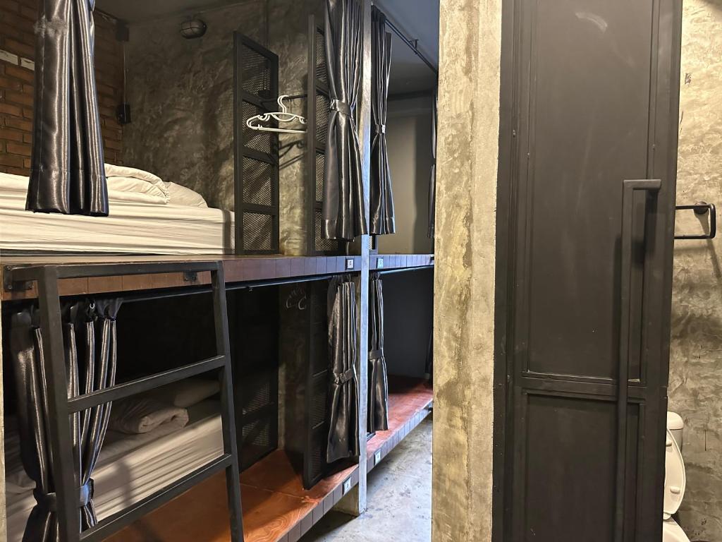 Premier Hostel Chiang Mai客房内的一张或多张床位