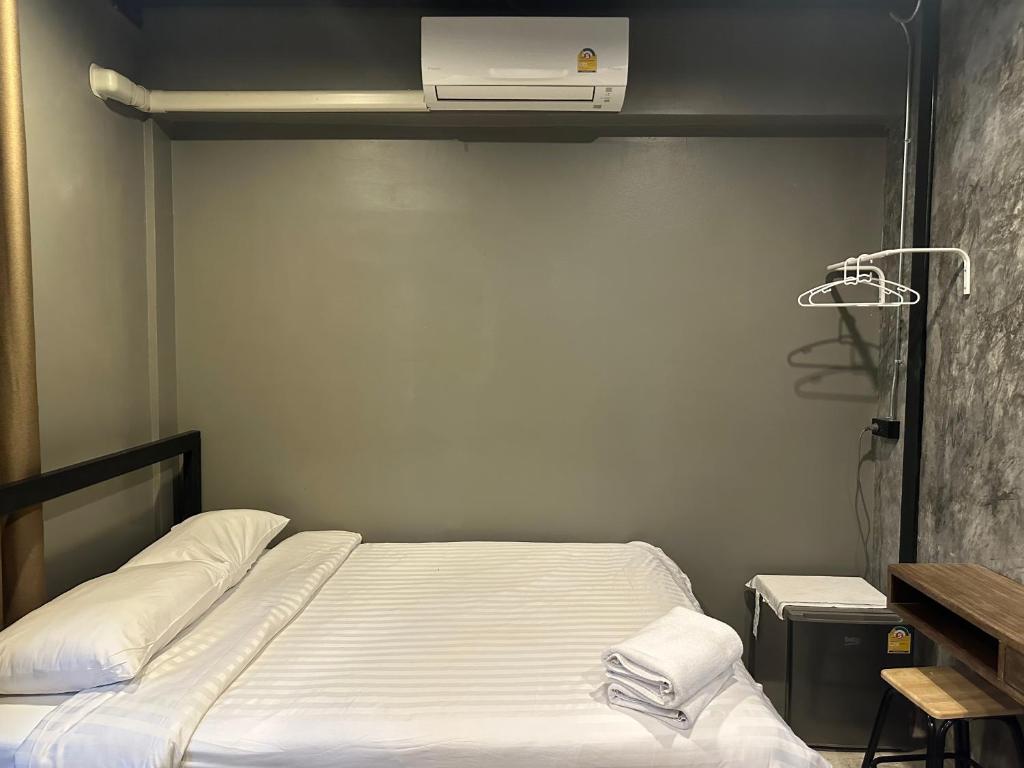 Premier Hostel Chiang Mai客房内的一张或多张床位