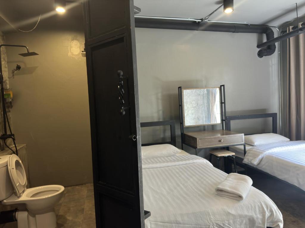 Premier Hostel Chiang Mai客房内的一张或多张床位