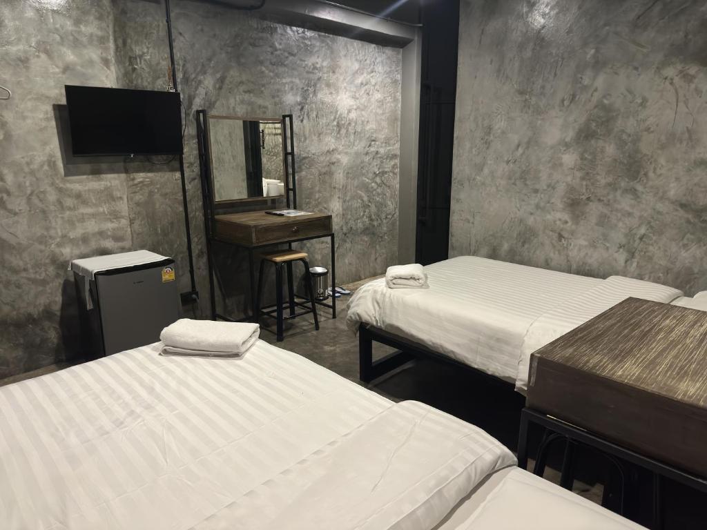 Premier Hostel Chiang Mai客房内的一张或多张床位