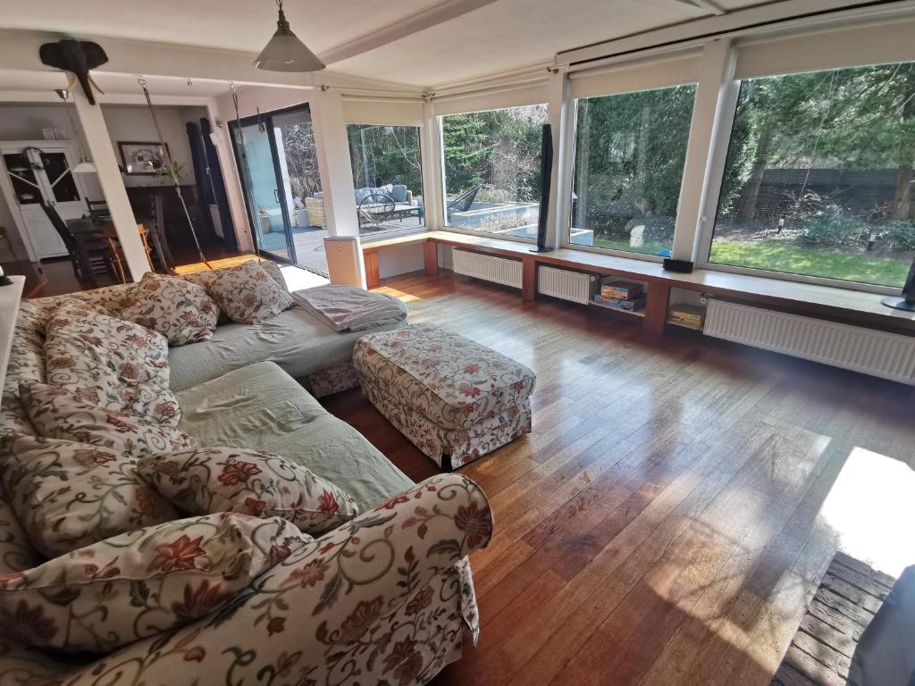 皮瑟兹诺Spacious 3 Bedroom Family Oasis with Sauna, 20 min from Warsaw的带沙发、椅子和窗户的客厅