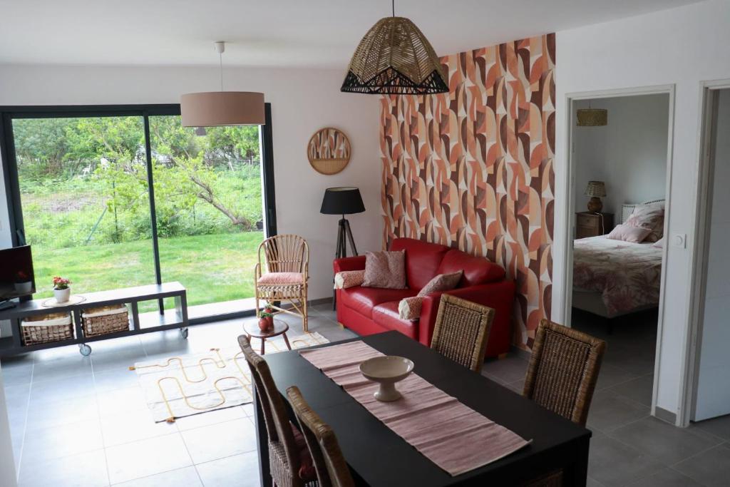 乌尔坦Charmante Maison neuve au Lac d'Hourtin的客厅配有红色的沙发和桌子
