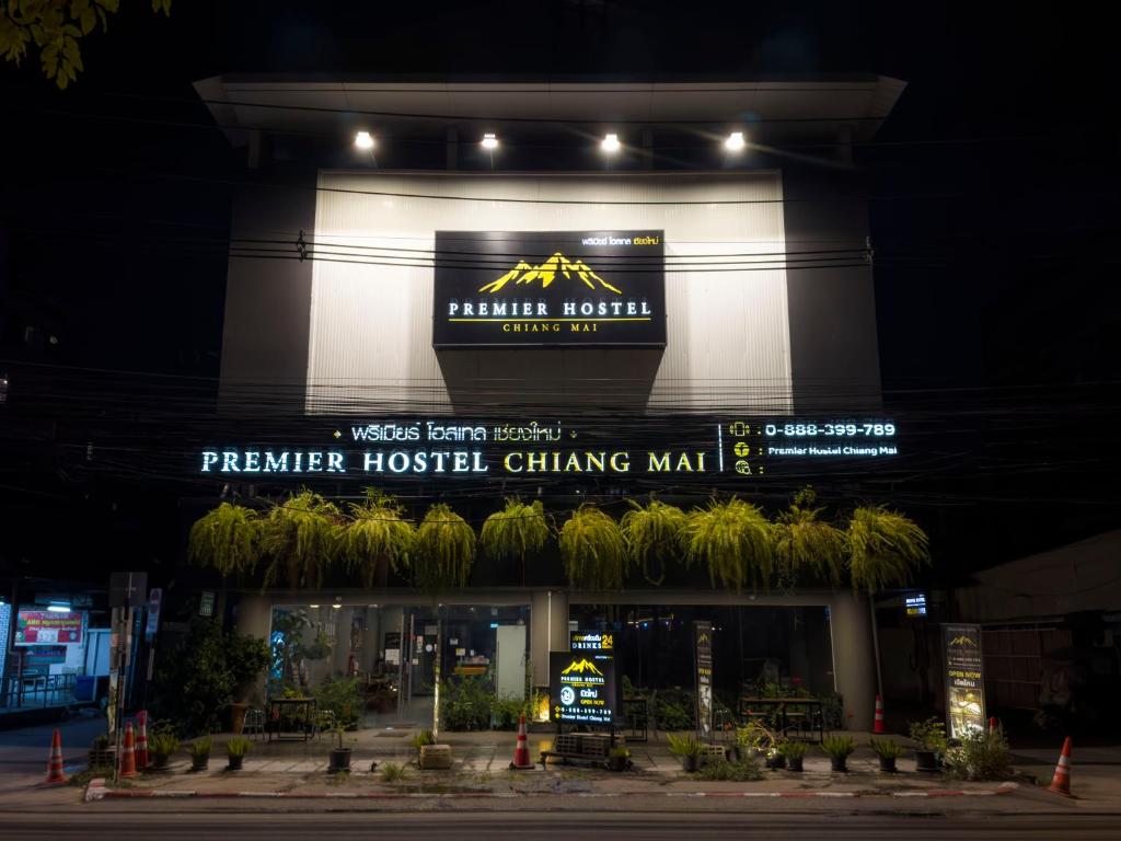 清迈Premier Hostel Chiang Mai的带有读取一流酒店商场标志的建筑