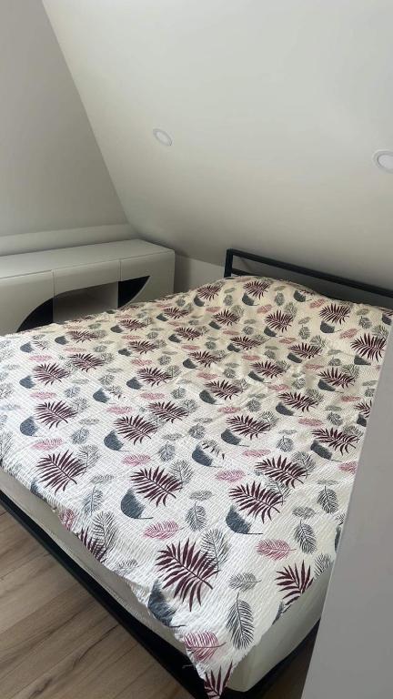 KalvarijaCentro apartamentai的一间卧室,床上有花纹