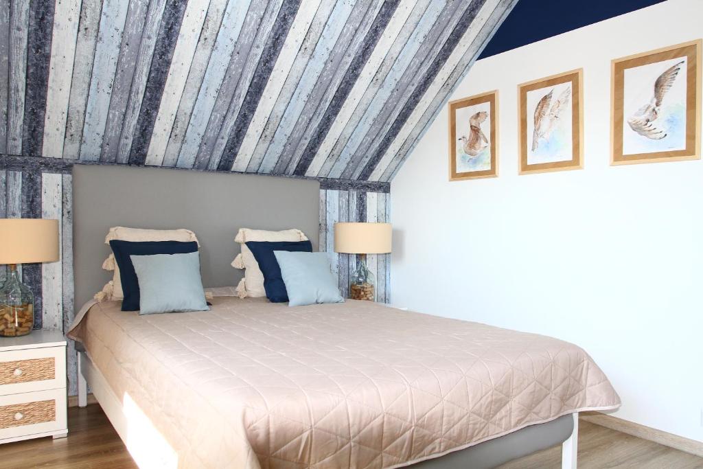 斯蒂格纳Biały Domek的一间卧室配有一张带蓝色枕头的大床