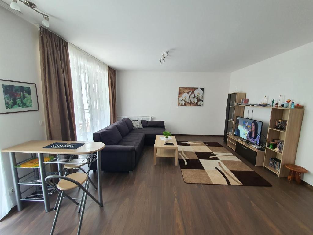 布达佩斯Park West Apartment - Free Parking的客厅配有沙发和桌子