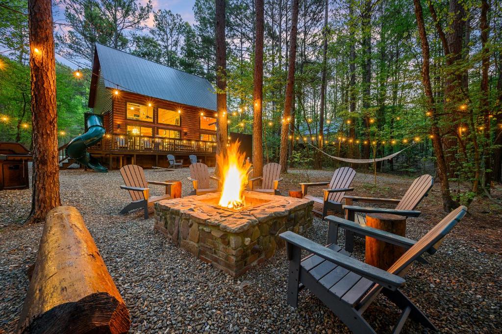 布罗肯鲍Hickory Bear - Cabin surrounded by pines, Sleeps 10, Hot Tub, Fire Pit, Arcade, Foosball Table & Deck Slide的小木屋前的火坑