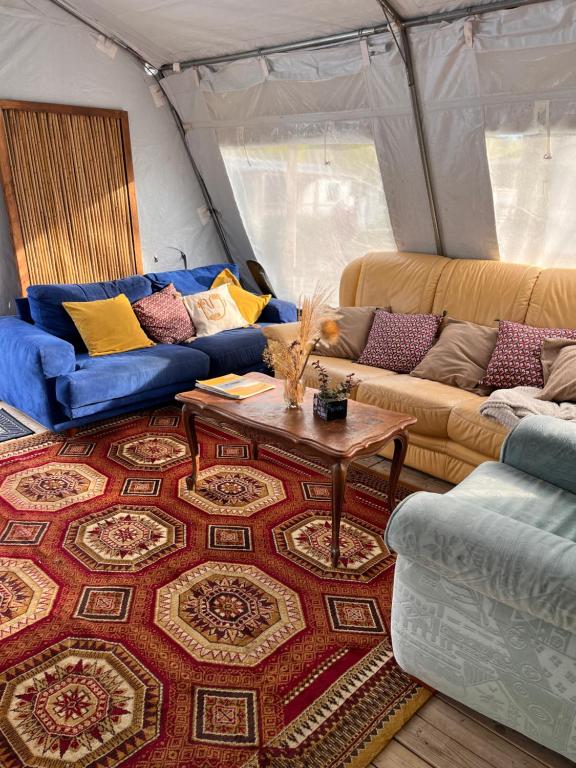 昂代Aparra Surfcamp Hendaye的带沙发的客厅和帐篷内的桌子