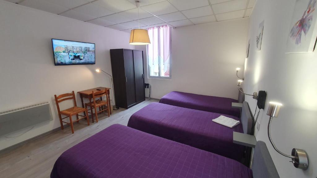 卡斯特拉讷杜罗克酒店的酒店客房配有紫色的床和一张桌子