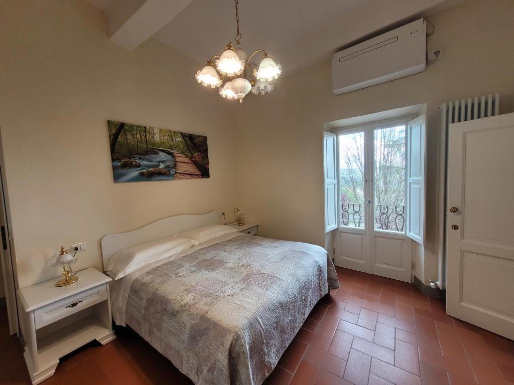 潘札诺Casa Volpini的一间卧室设有一张床和一个窗口