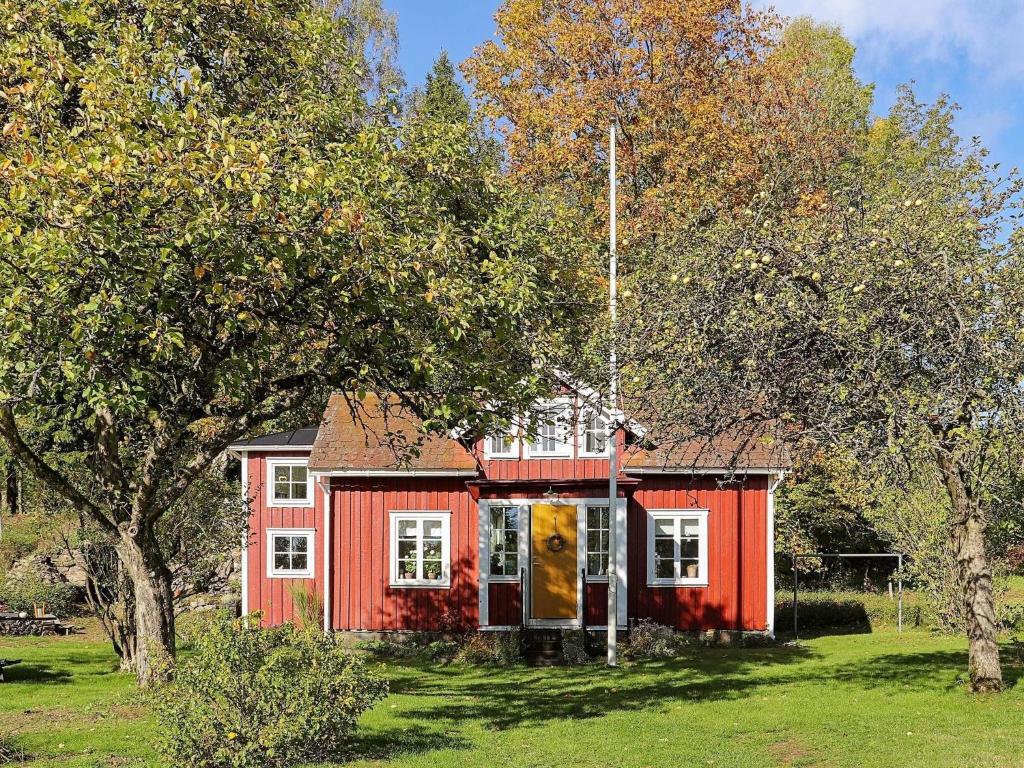 乌拉勒德Holiday home ULLARED的一座绿树成荫的红房子