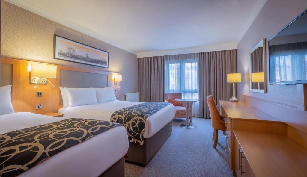 利兹克莱顿酒店，利兹的酒店客房配有两张床和一张书桌