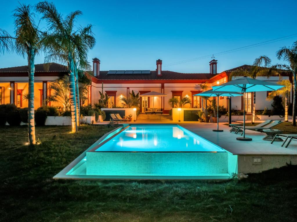 托马尔Best Luxury Boutique B&B Vista do Vale Tomar的房屋前有游泳池的房子