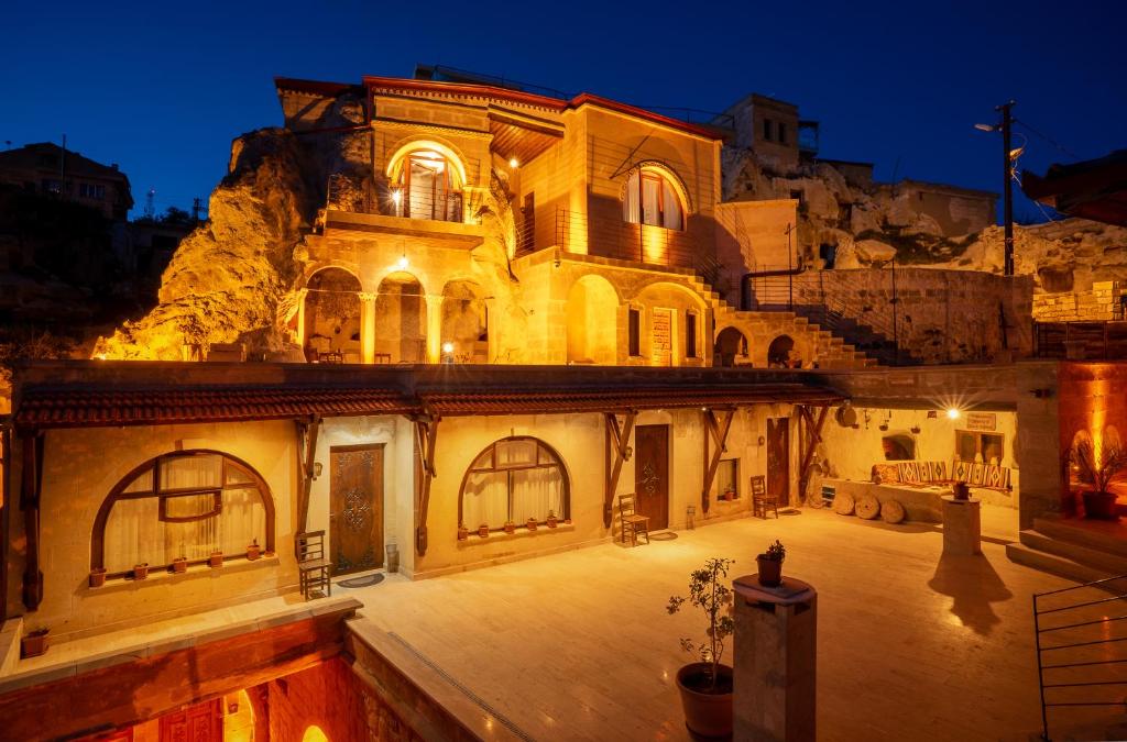 内夫谢希尔Cappadocia inans Cave & Swimming Pool Hot的山上的一座古老建筑