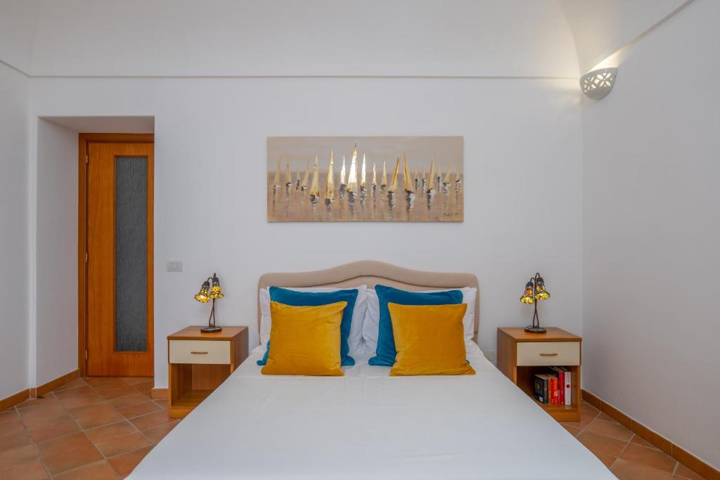 波西塔诺YourHome - Casa Moscatelli 150 steps的一间卧室配有黄色和蓝色枕头的床