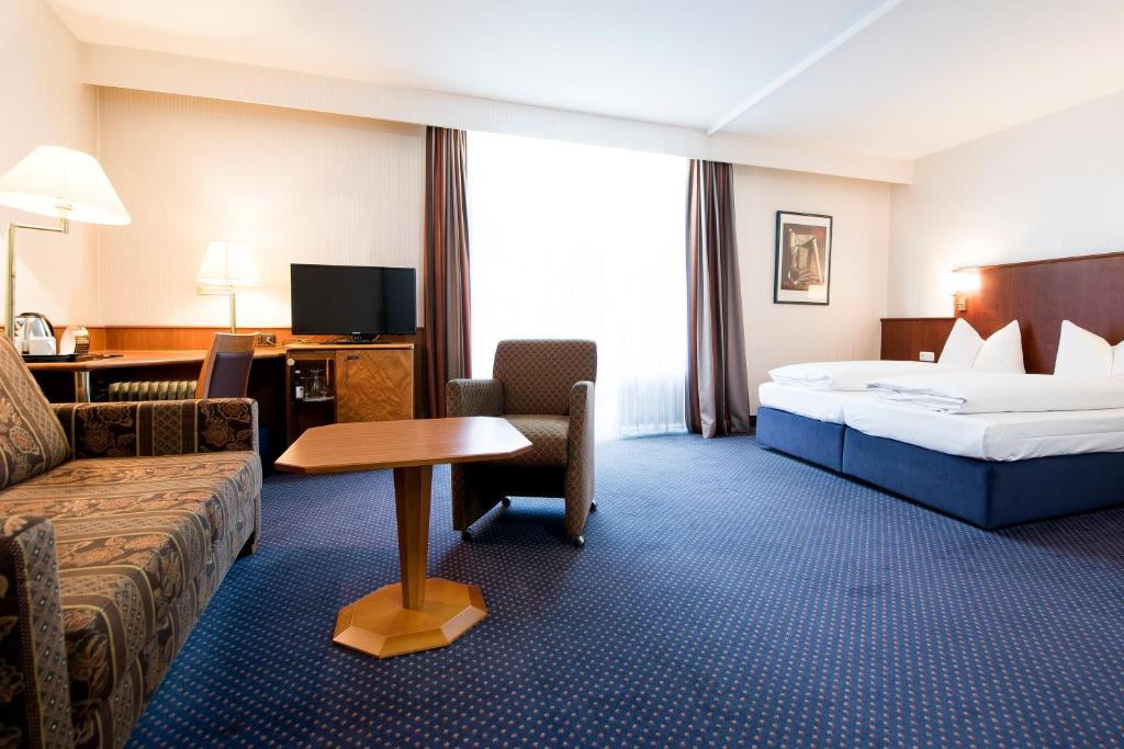 慕尼黑domus Hotel的酒店客房,配有床和沙发
