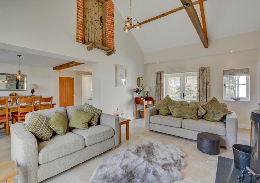 ElsingMill Cottage的一间带两张沙发的客厅和一间用餐室