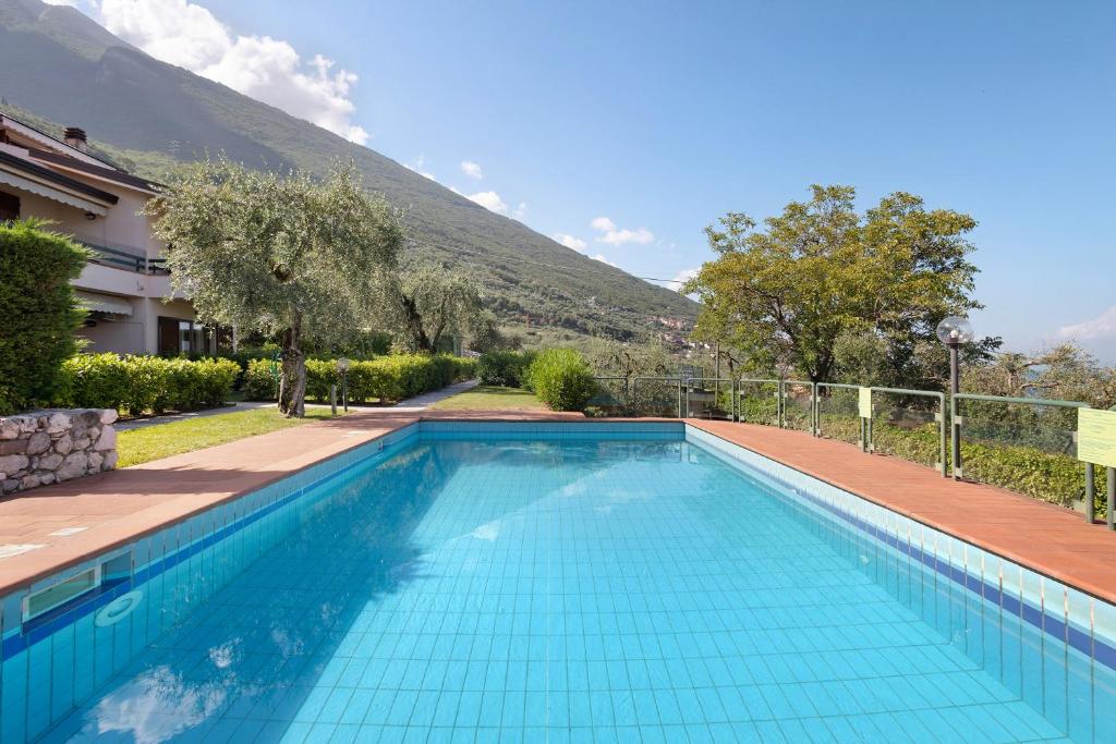 布雷佐内加尔达Appartamento Assenza 9的一座山地游泳池