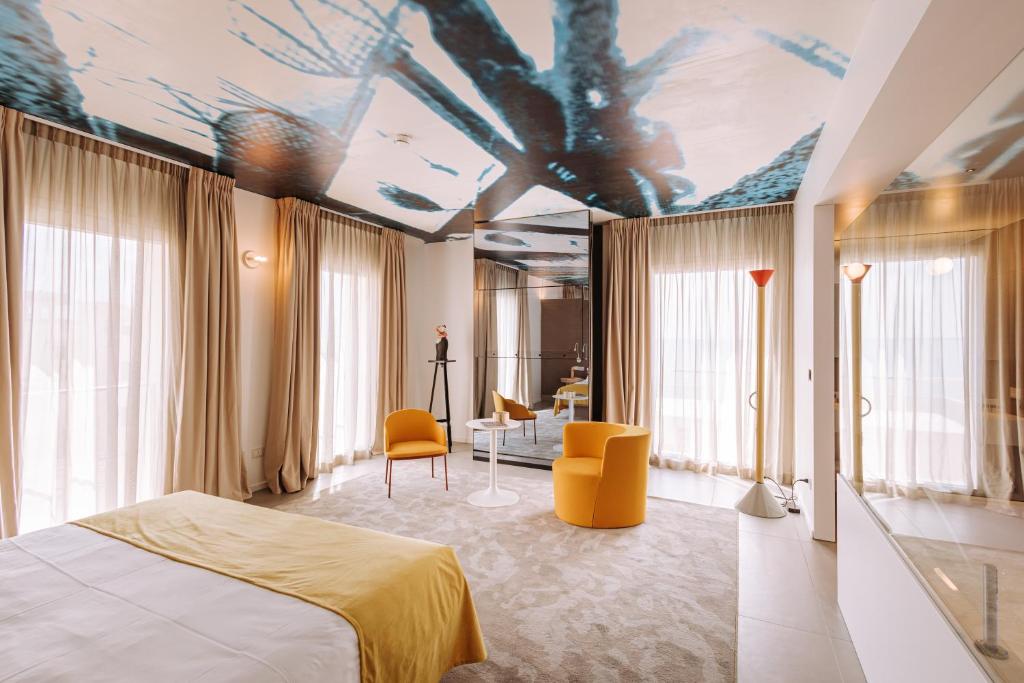 加利波利Biancodonda Lifestyle Hotel & SPA的酒店客房设有床和客厅。