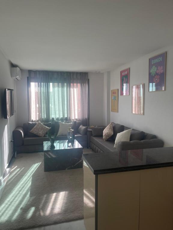 马拉喀什Super appartement centre ville的带沙发和咖啡桌的客厅