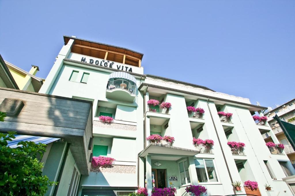 切塞纳蒂科Hotel Dolcevita的阳台上的白色建筑,鲜花盛开