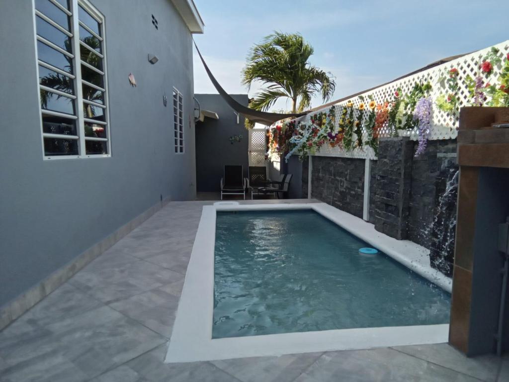 威廉斯塔德Angola Apartment B的一座房子后院的游泳池