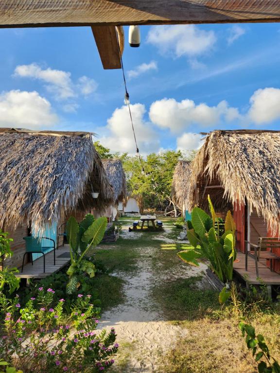 Mano JuanSaona lodge的享有度假村庭院的景致,设有灵气小屋