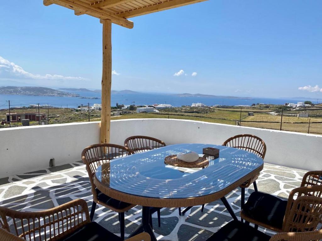 圣斯特凡诺斯Lux Mykonos house的海景露台配有桌椅